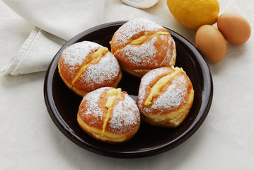 Bomboloni alla crema - Dolci della toscana