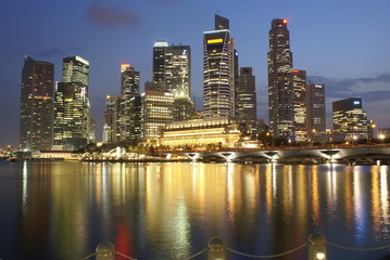 Fototapeta na wymiar Singapur biznesowej dzielnicy w nocy