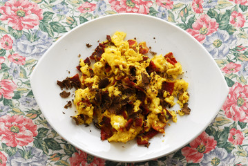 Uova sbattute con prosciutto crudo e tartufi