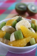 Fruchtsalat mit Kiwi, Bananen und Orangen