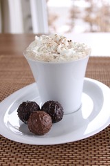 Kaffee mit Trüffelpralinen