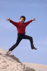 ni&ntilde;o saltando