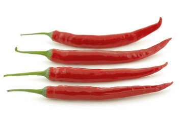 quatres piments rouges alignés