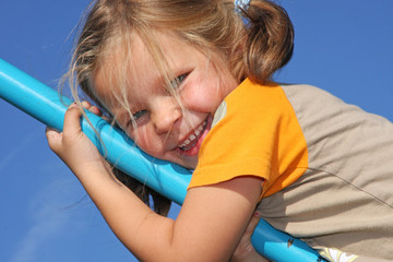 Mädchen auf Spielplatz