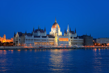 Fototapeta na wymiar Węgierski parlament w Budapeszcie