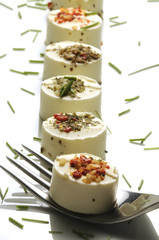 Antipasti di formaggi freschi ed erba cipollina