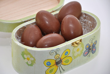 scatola con piccole uova di cioccolato
