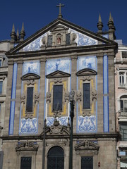 Decoración con cerámica en iglesia de Oporto (Portugal)