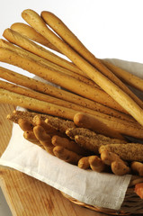 Grissini stirati al sesamo e bastoncini alla cipolla