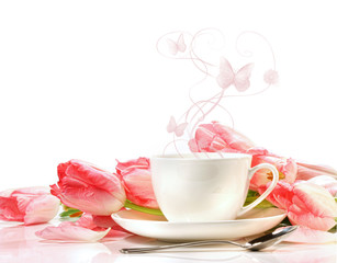 Fototapeta na wymiar Filiżanka herbaty z różowych tulipanów na białym tle
