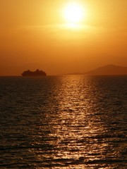 Fototapeta na wymiar navire au coucher du soleil