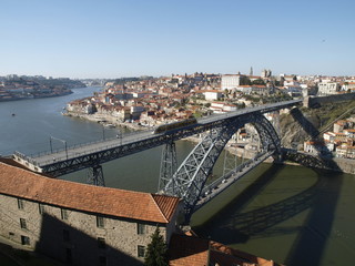 Vista aerea del puente Dom Luis en Oporto (Portugal)