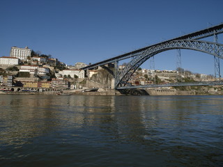 Palacio episcopal y puente Dom Luis en Oporto (Portugal)