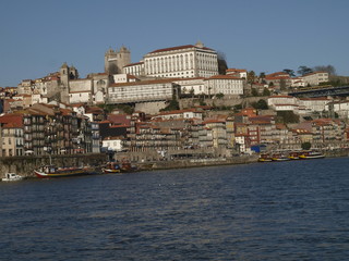 Fototapeta premium La ciudad de Oporto desde la ribera del río Duero (Portugal)