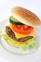 Hamburger mit Käse, Tomate, Salat und Gurke