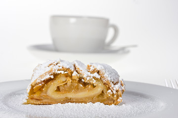 Detail eines Apfelstrudel mit Puderzucker
