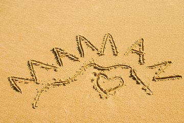 coeur de maman dans le sable