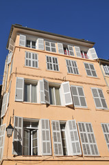 Fototapeta na wymiar façade provencçale
