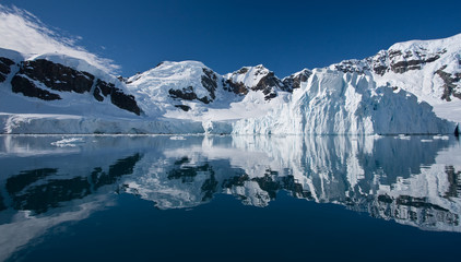 Fototapeta na wymiar Lodowe krajobrazy w Paradise Bay - Antarktyda
