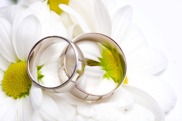 wedding rings with bouquet