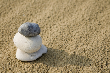 Fototapeta na wymiar sassi sulla sabbia