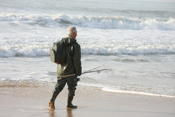 pêcheur devant les vagues