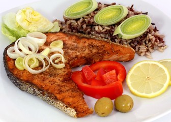 steak of salmon with pepper-mill and vegetables
