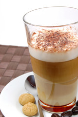 Latte Macchiato im Glas mit Amarettini