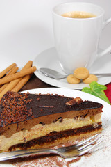 Tasse Kaffee mit einem Stück Kuchen