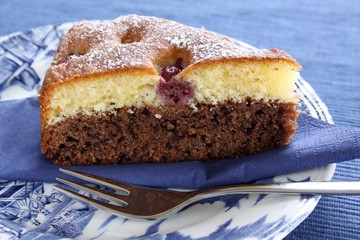 Kuchen mit Schokolade und Kirschen