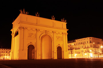 Fototapeta na wymiar Brama Brandenburska w nocy Poczdamie przekątnej