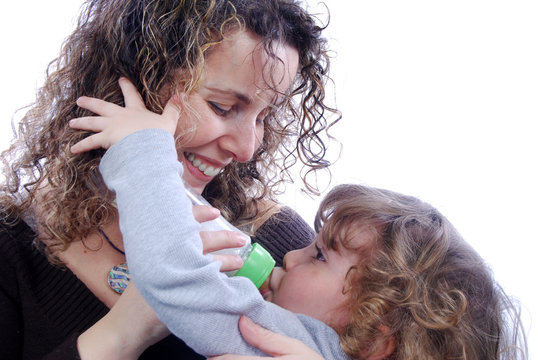 maman qui donne le biberon