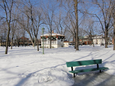 Dans un centre-ville, un parc.