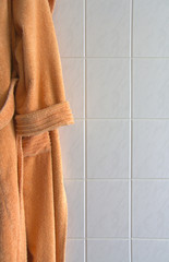 Bademantel vor Kachelwand