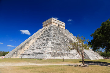 Fototapeta na wymiar Świątynie chichen itza świątyni w Meksyku
