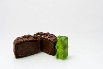 Schokoladenpraline mit Gummibärchen
