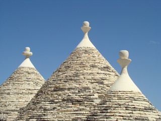 stożkowe dachy trulli w Apulii we Włoszech - obrazy, fototapety, plakaty