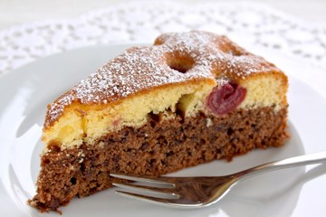 Kuchen mit Kirschen und Schokolade