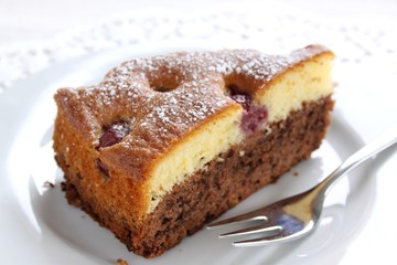 Kuchen mit Kirschen und Schokolade