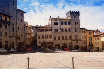 Historischer Marktplatz in toskanischer Stadt