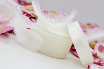 Kosmetik mit Rosenblätter
