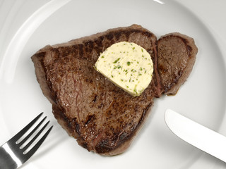 Steak mit Messer und Gabel