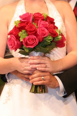 Obraz na płótnie Canvas pierścienie ślubne bukiet kwiatów