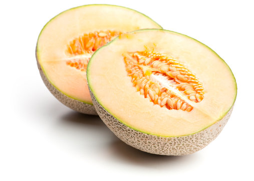 Eine Netzmelone auseinandergeschnitten