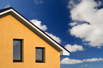 Fototapeta na wymiar Streszczenie domu pod błękitne niebo