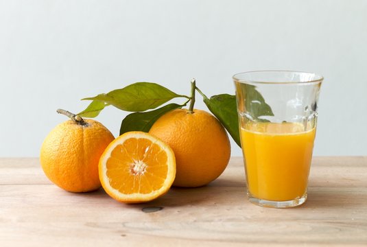 Orangensaft mit Orangen