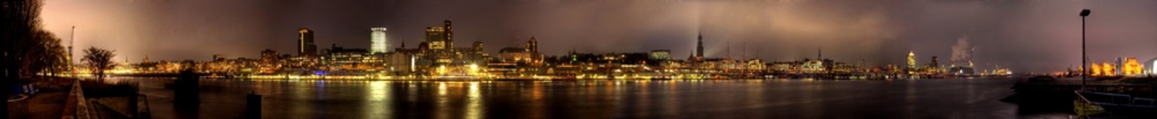 Landungsbrücken,Hamburg Skyline, Nacht