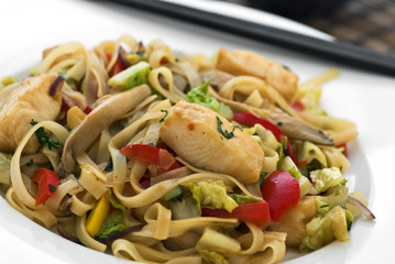 Reisnudeln mit Fisch