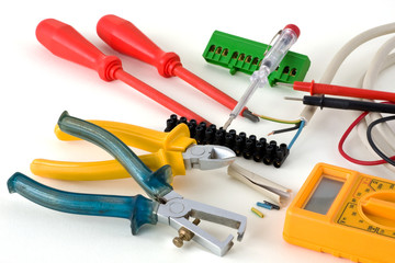 Werkzeug f&uuml;r eine Elektroinstallation auf einem wei&szlig;en Hintergrund