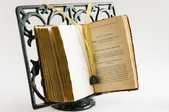 atril y libro